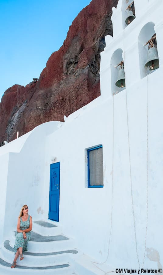 foto mia en la iglesia de Playa Roja de Santorini