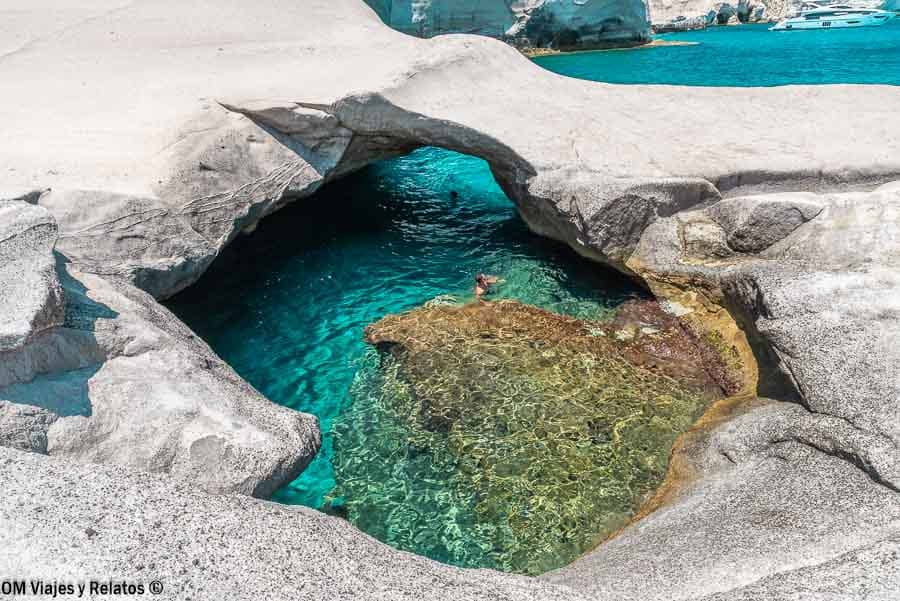 Como-llegar-a-la-playa-Sarakiniko-en-Milos