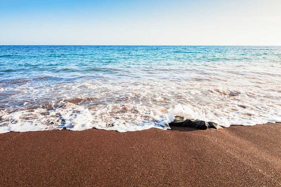 Playa-Roja-en-Santorini-Grecia