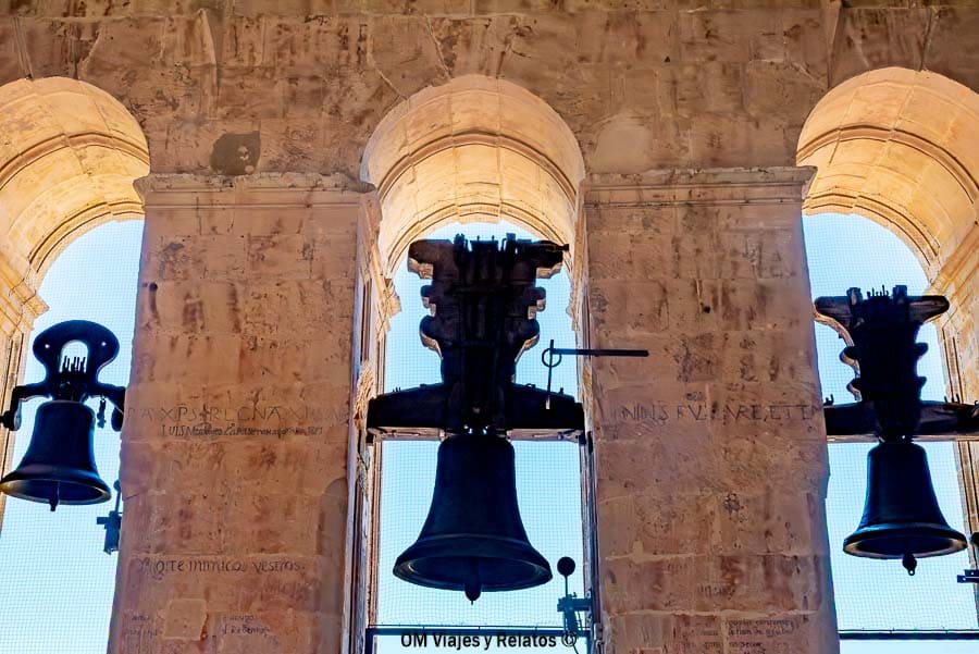 Campanas en lo alto de una torre de la Catedral de Salamanca, una visita diferente de que ver en Salamanca en dos dias.