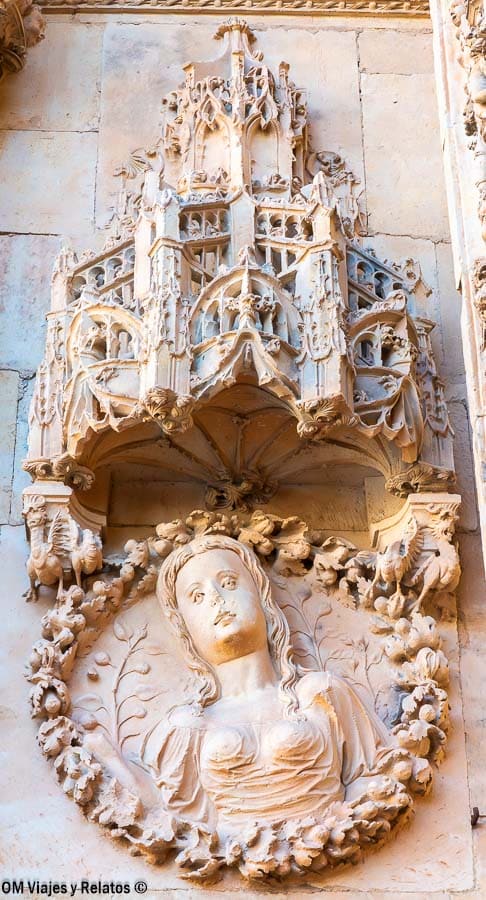 Detalle de un relieve gótico en piedra con figura femenina tallada, una curiosidad arquitectónica de que ver en Salamanca en dos días.