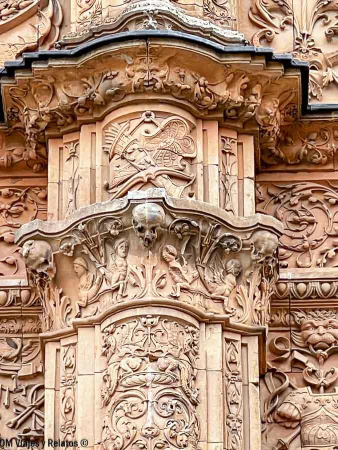 Detalle de la fachada plateresca de la Universidad de Salamanca con relieves tallados en piedra, una curiosidad de que ver en Salamanca en dos dias.
