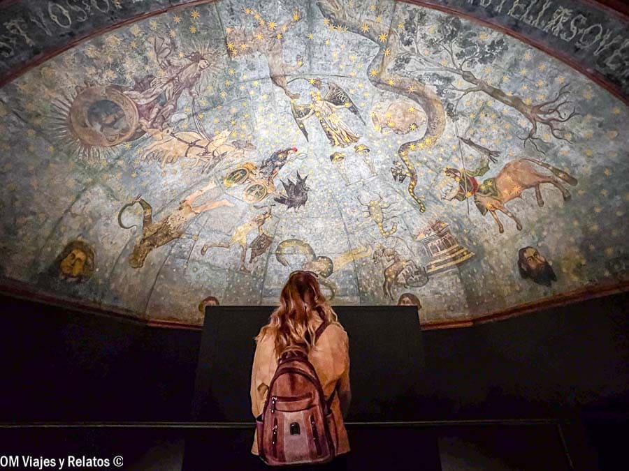 Foto mía contemplando “El Cielo de Salamanca”, la famosa pintura mural con estrellas y figuras, una visita curiosa de que ver en Salamanca en dos días.