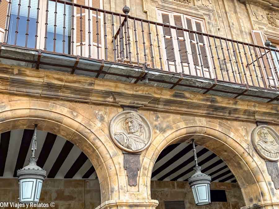 Detalle de los soportales de la Plaza Mayor de Salamanca con medallones y faroles, un imprescindible de que ver en Salamanca en dos dias.