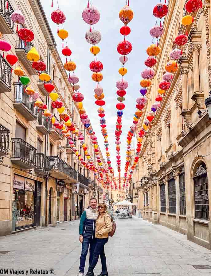 JC y yo en una calle de Salamanca decorada con farolillos de colores, una escena muy chula de que ver en Salamanca en dos días.
