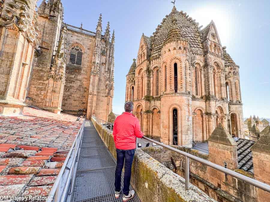 JC en la pasarela del Ieronimus con el cimborrio de la Catedral de Salamanca al fondo, un plan brutal de que ver en Salamanca en dos días.