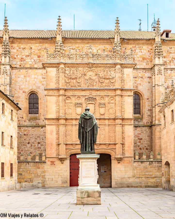 Estatua frente a la fachada plateresca del Convento de San Esteban en Salamanca, un imprescindible de que ver en Salamanca en dos días.