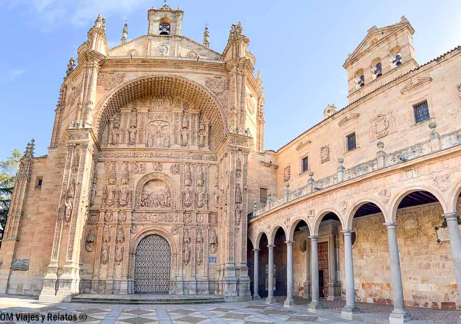 Fachada del Convento de San Esteban en Salamanca con sus arcadas laterales, una visita imprescindible de que ver en Salamanca en dos dias.