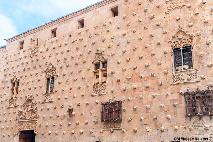 Fachada de la Casa de las Conchas en Salamanca con sus conchas de piedra y ventanales, un imprescindible de que ver en Salamanca en dos dias.