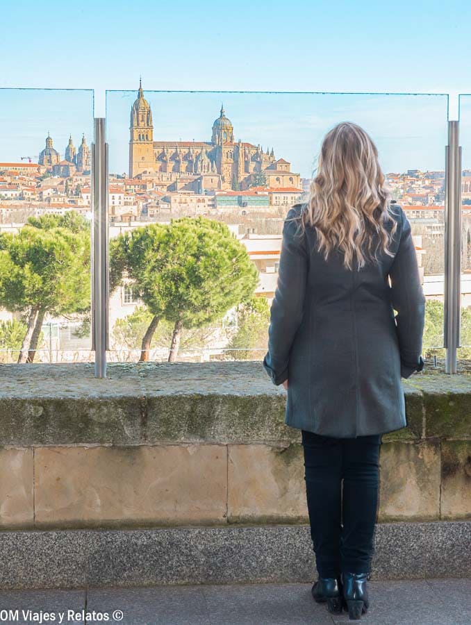 Foto mía de espaldas en un mirador con vistas a Salamanca y las Catedrales, una de las mejores panorámicas de que ver en Salamanca en dos dias.