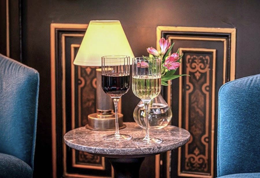 Copas de vino en lounge acogedor de hotel durante viaje a Edimburgo en 3 días.