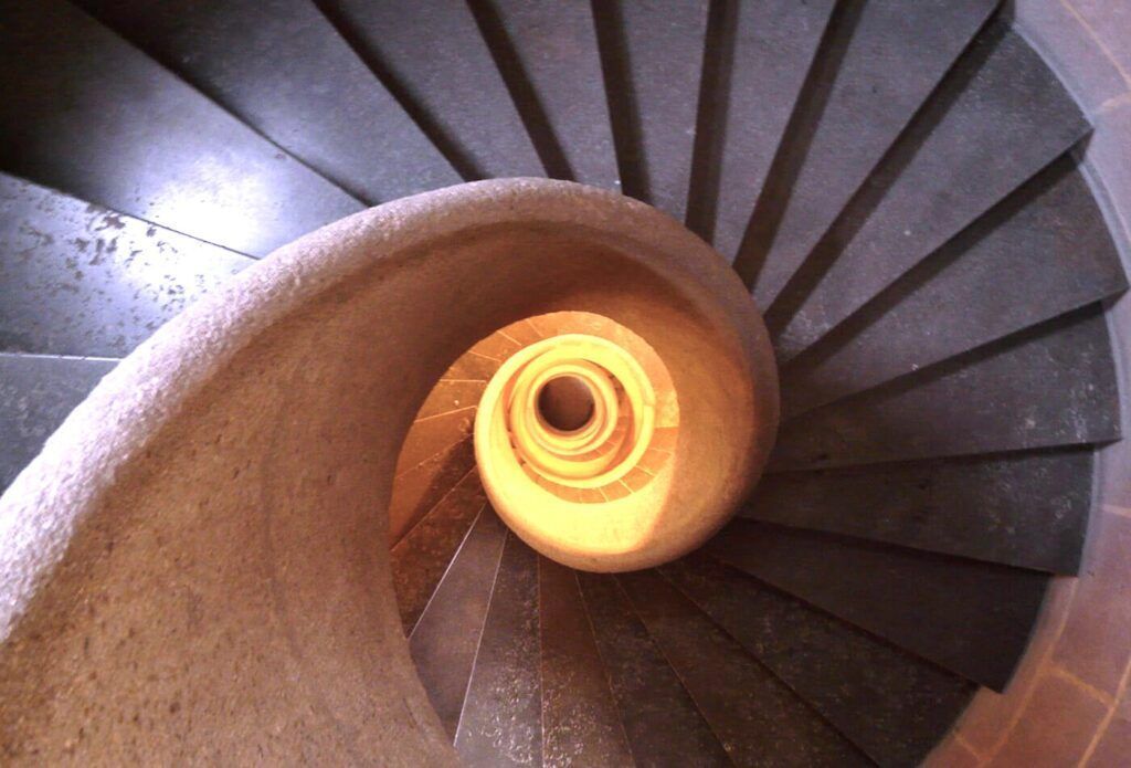 Escalera de caracol vista desde arriba en monumento histórico, ruta Edimburgo en 3 días.