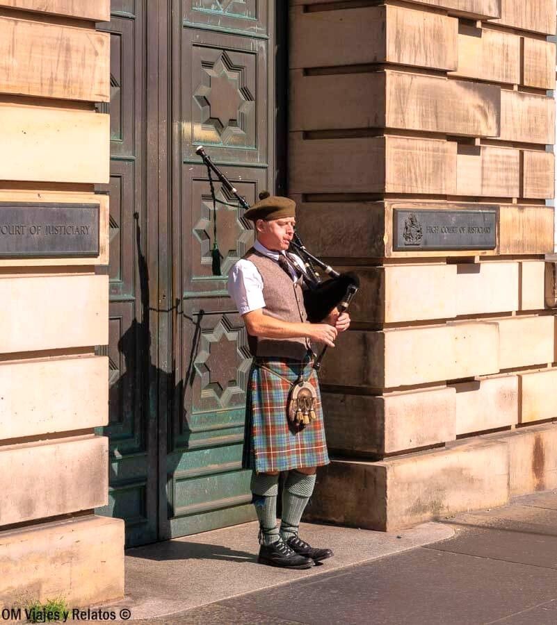 Gaitero con kilt tradicional tocando en la calle durante viaje a Edimburgo en 3 días