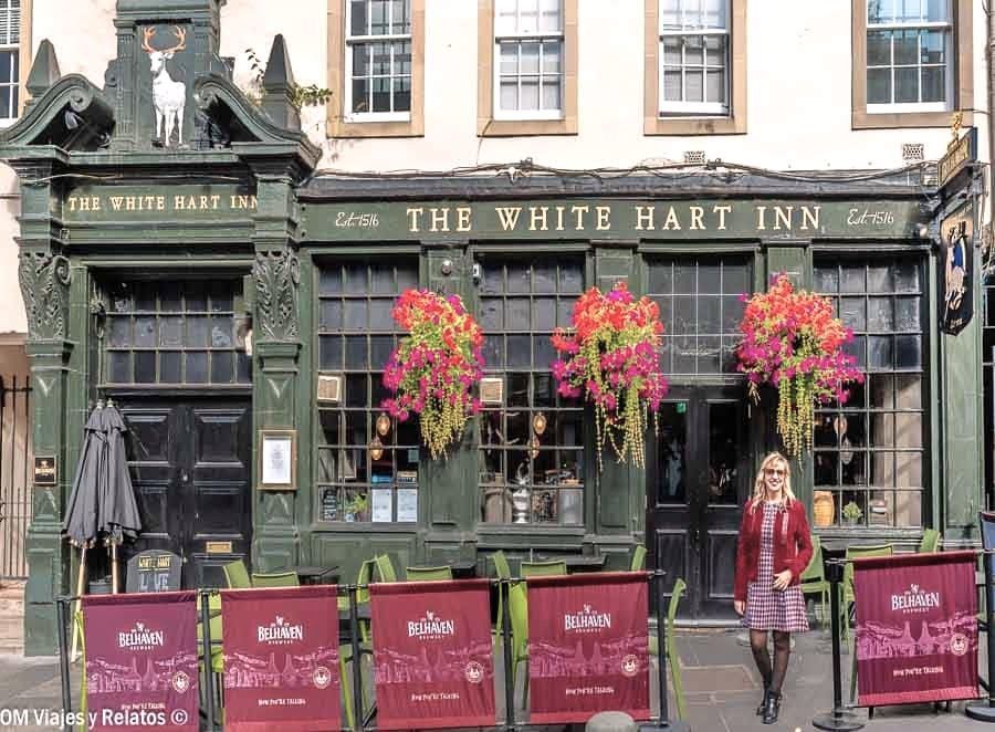 Una servidora frente al histórico pub The White Hart Inn en Grassmarket, ruta Edimburgo en 3 días.