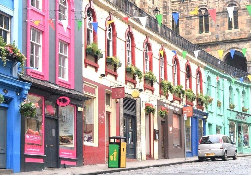Fachadas de colores en Victoria Street, calle imprescindible en Edimburgo en 3 días.