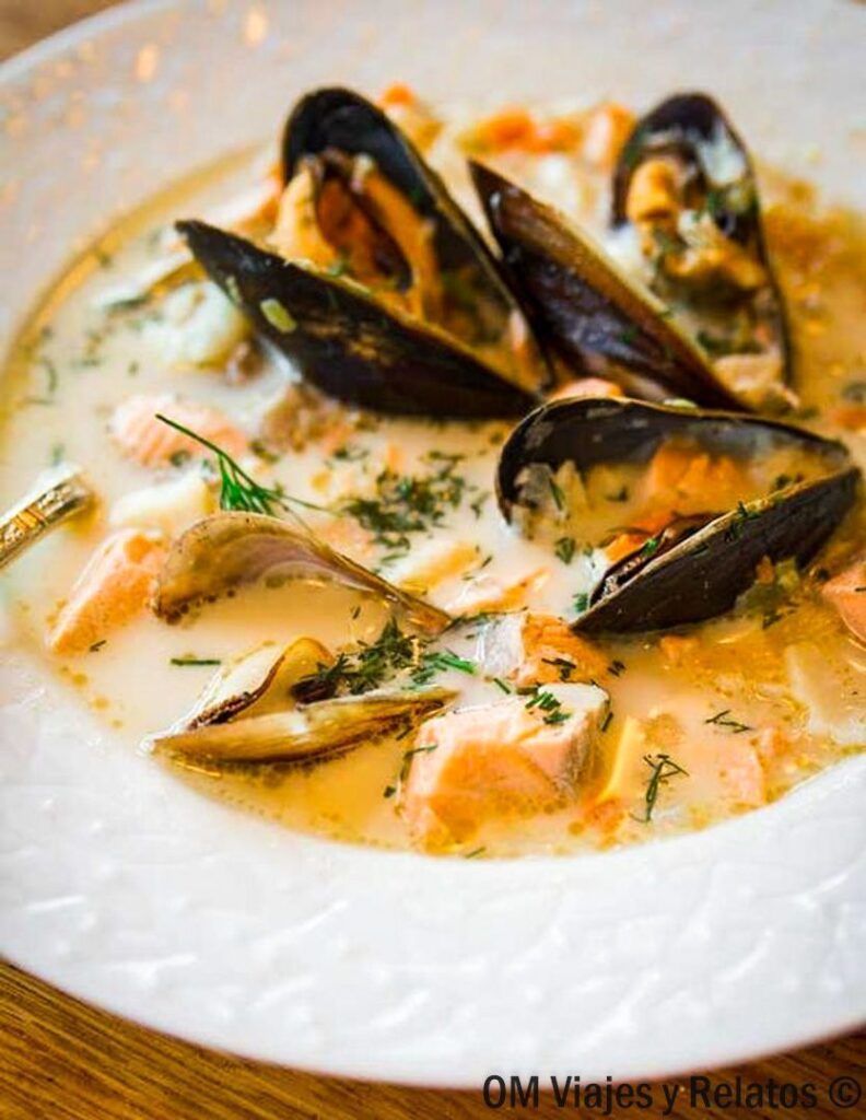 Plato de sopa cremosa de marisco y salmón, sabores de Edimburgo en 3 días.