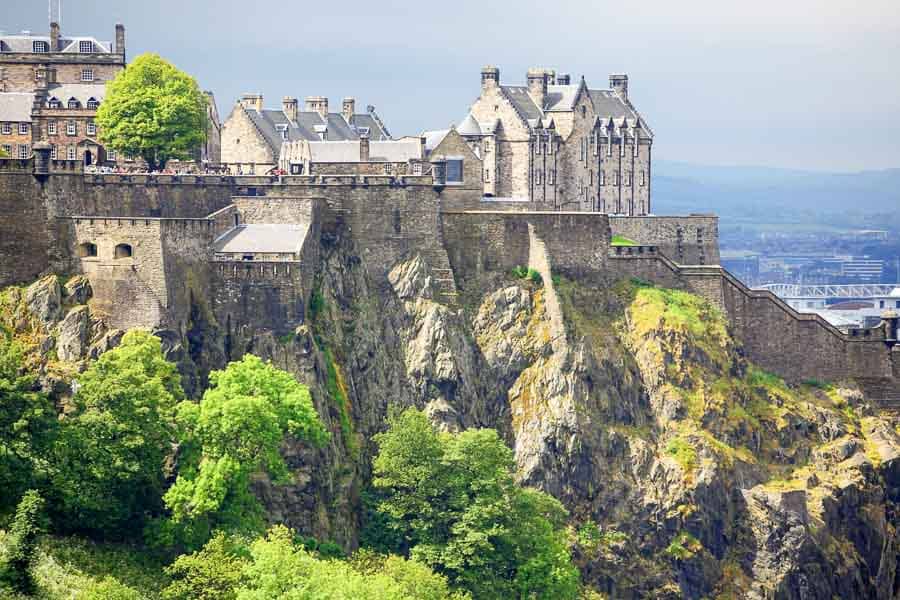 Impresionante panorámica del Castillo de Edimburgo en lo alto de la colina, guía Edimburgo en 3 días.