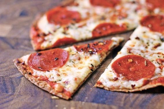 Porción de pizza italiana recién hecha, una pausa deliciosa en que ver en Roma en 4 dias.