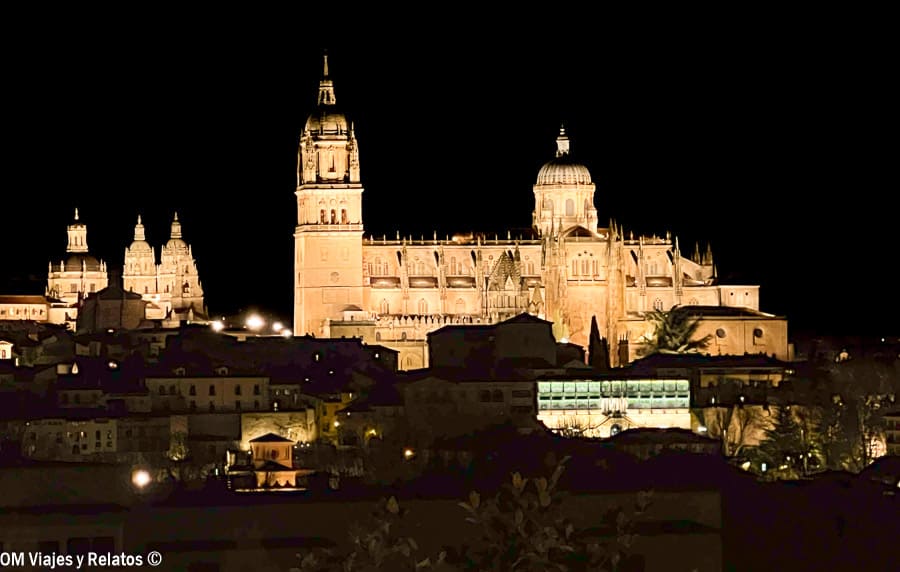 Vista nocturna de Salamanca con las Catedrales iluminadas, una imagen imprescindible de que ver en Salamanca en dos dias.
