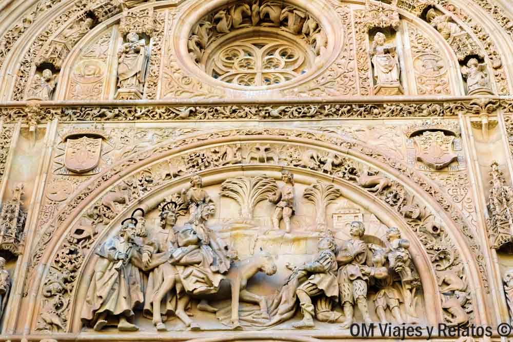 Detalle de la Puerta de Ramos de la Catedral de Salamanca con relieves tallados en piedra, un imprescindible de que ver en Salamanca en dos dias.