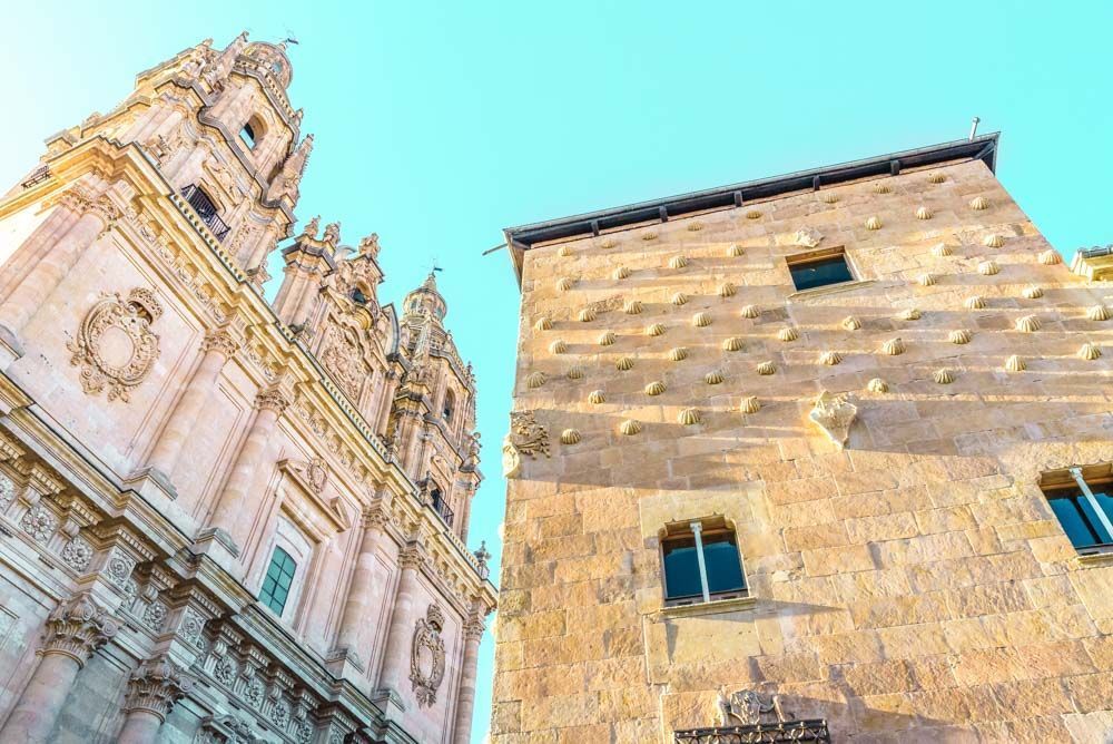 Foto icono de Salamanca, La Clerecía junto a la Casa de las Conchas.