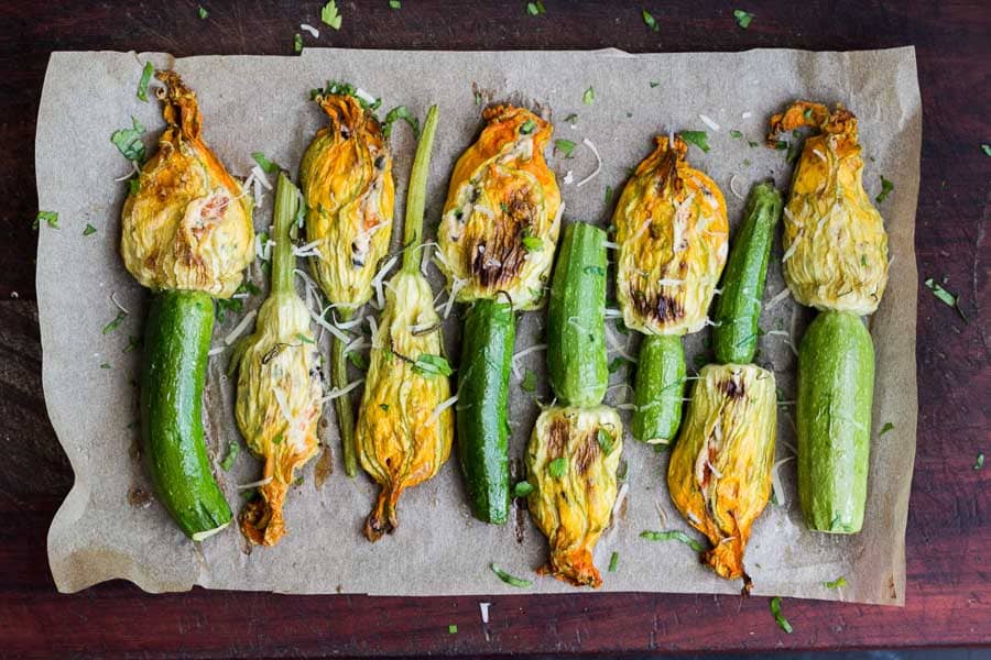 Plato típico con flores de calabacín rellenas en restaurante local, experiencia gastronómica que ver en Cannes.