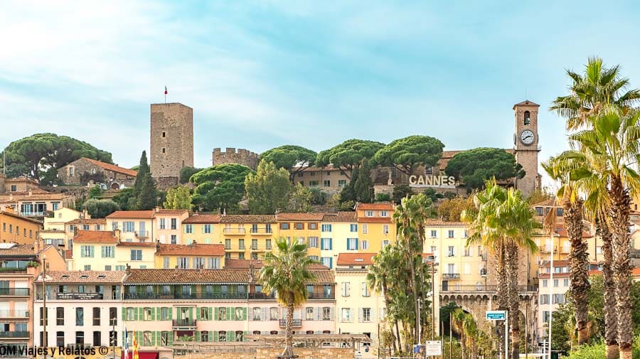 Vista panorámica del casco antiguo de Cannes con murallas, torre y palmeras, paisaje imprescindible que ver en Cannes.