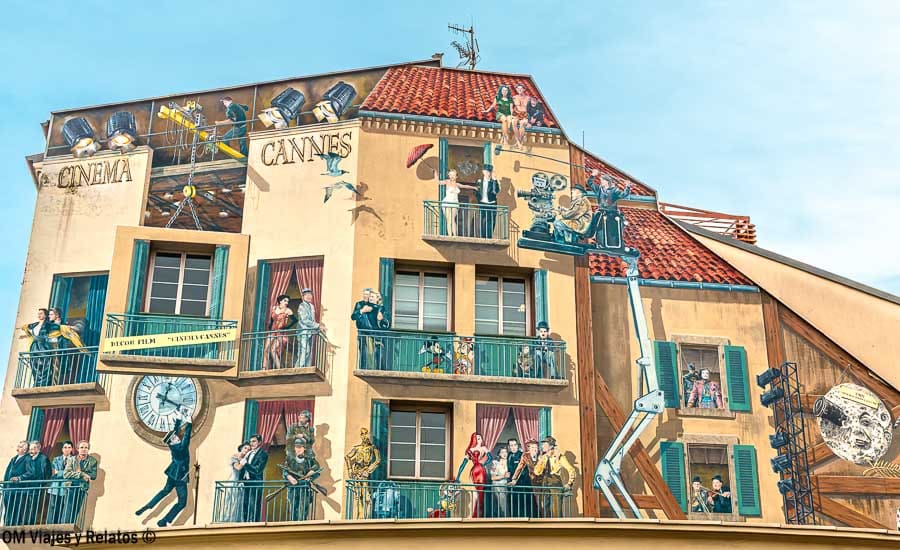 Guiño a la esencia cinematográfica de Cannes en la estación de autobuses.