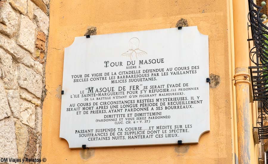 Placa informativa de la Tour du Masque (Máscara de Hierro) en Cannes, parada histórica de que ver en Cannes.