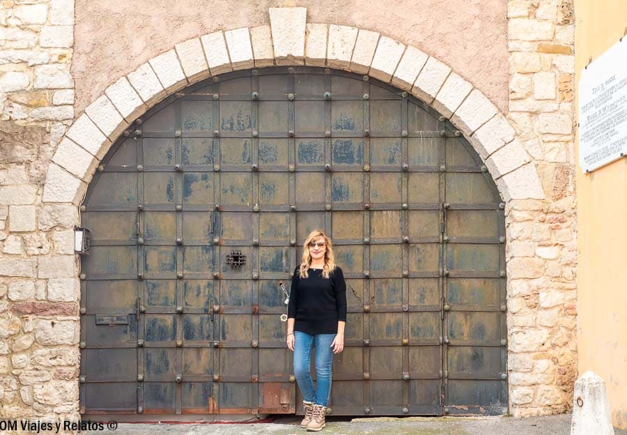 Foto mía frente a una antigua puerta de piedra en Cannes, detalle histórico interesante que ver en Cannes.