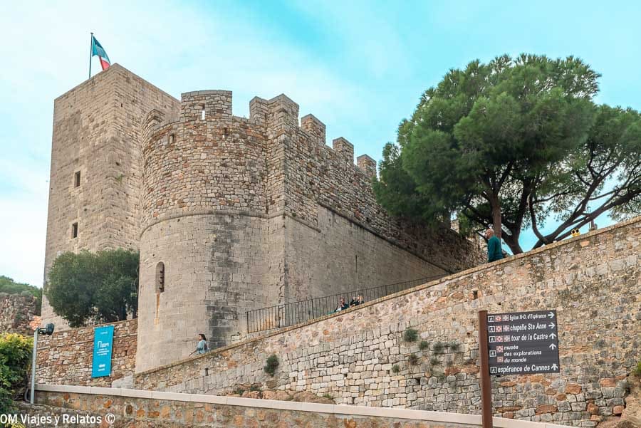 Murallas y torre de piedra del castillo en Le Suquet (Cannes) con bandera francesa, imprescindible de que ver en Cannes.