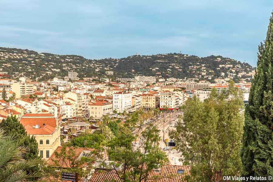 Panorámica de Cannes desde Le Suquet con tejados naranjas y colinas al fondo, una de las mejores vistas de que ver en Cannes.