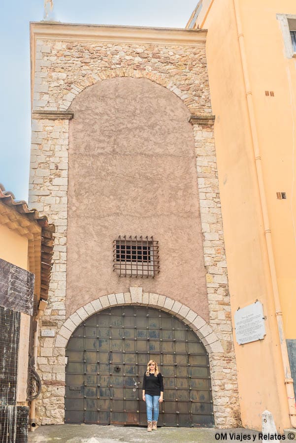 Foto mía en la Torre de la Máscara de Hierro en Cannes, visita histórica imprescindible dentro de que ver en Cannes.