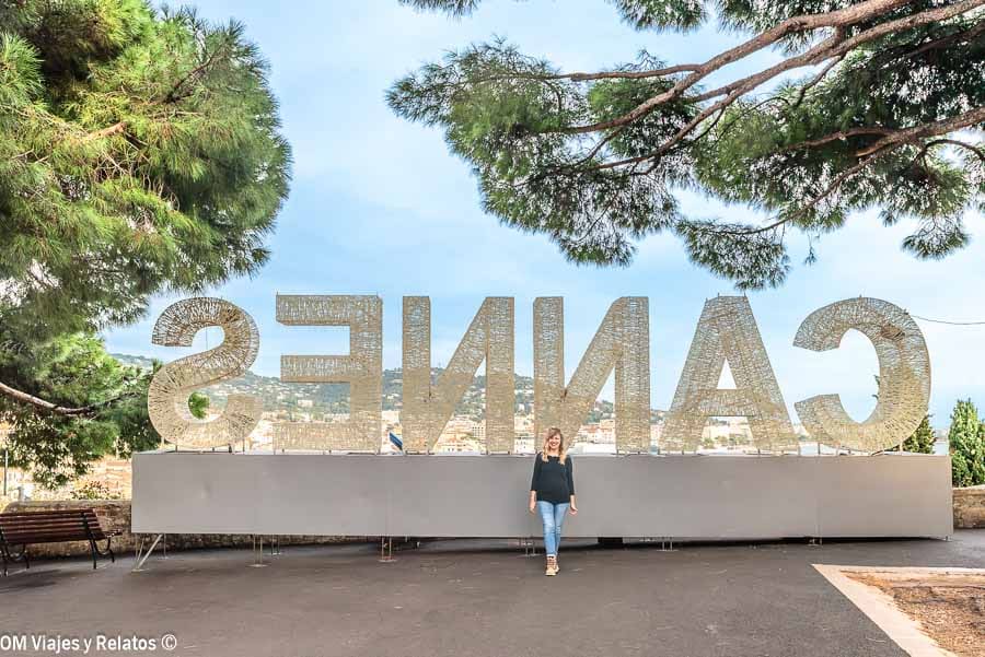 Foto mía posando frente al gran letrero “CANNES” en un mirador con vistas a la ciudad, foto icónica de que ver en Cannes.