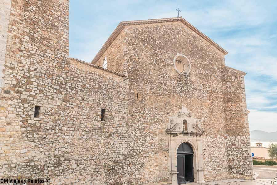 Fachada de piedra de la iglesia Notre-Dame d’Espérance en Le Suquet, visita con encanto dentro de que ver en Cannes.