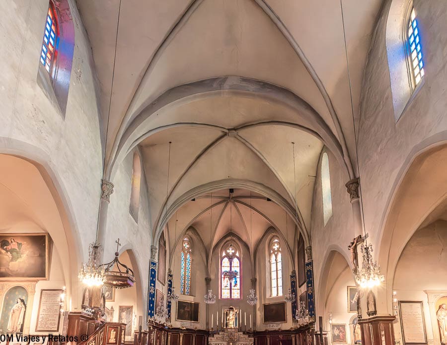 Interior de iglesia histórica en Cannes con bóvedas y vitrales, lugar cultural que ver en Cannes.