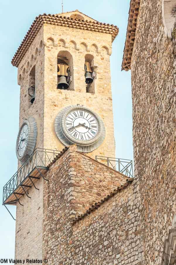 Torre del reloj en el casco antiguo de Cannes, monumento histórico que ver en Cannes.
