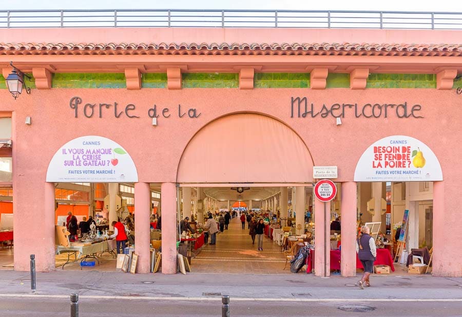 Entrada del mercado Marché Forville en Cannes, lugar imprescindible que ver en Cannes.