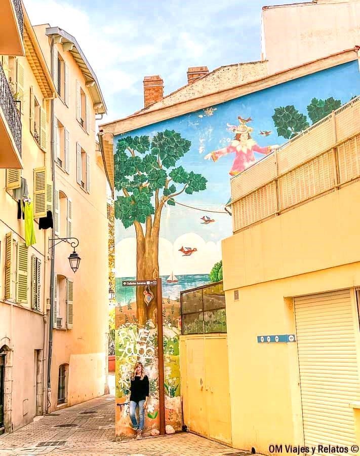 Una servidora frente a un mural colorido en una calle de Le Suquet, rincón fotogénico de que ver en Cannes.