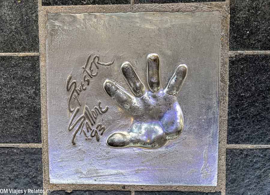 Placa con la huella de una mano en el paseo de la fama de Cannes, una parada curiosa de que ver en Cannes.