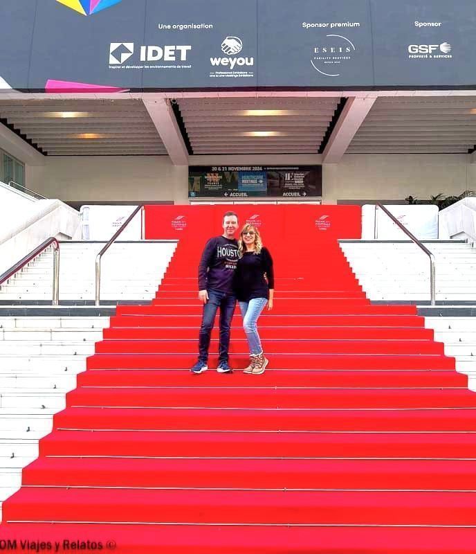 JC y Olga posando en la alfombra roja del Palais des Festivals de Cannes, foto típica de que ver en Cannes.