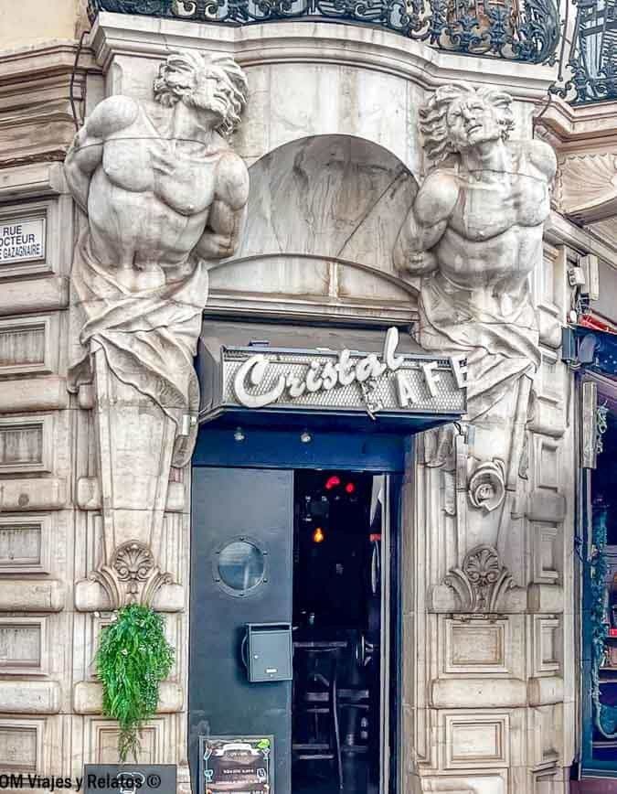 Fachada escultórica del Cristal Café en Cannes con figuras clásicas decorativas, rincón curioso que ver en Cannes.