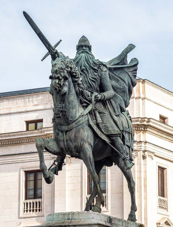 Estatua ecuestre del Cid Campeador en Burgos, uno de los monumentos que ver en Burgos y alrededores en 4 días.