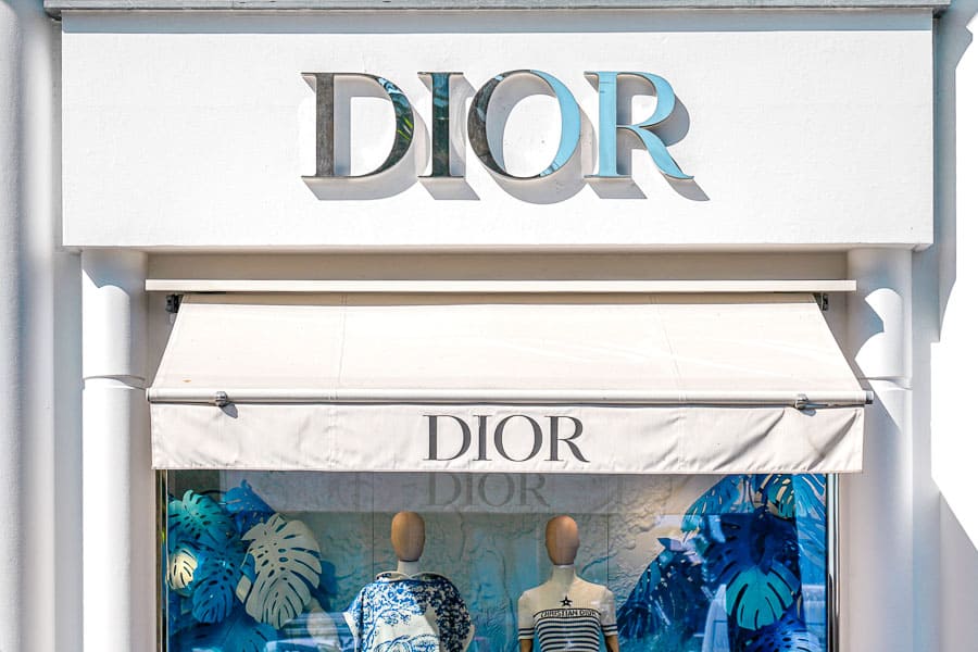 Escaparate de la tienda Dior en Cannes, parada de compras de lujo en La Croisette dentro de que ver en Cannes.
