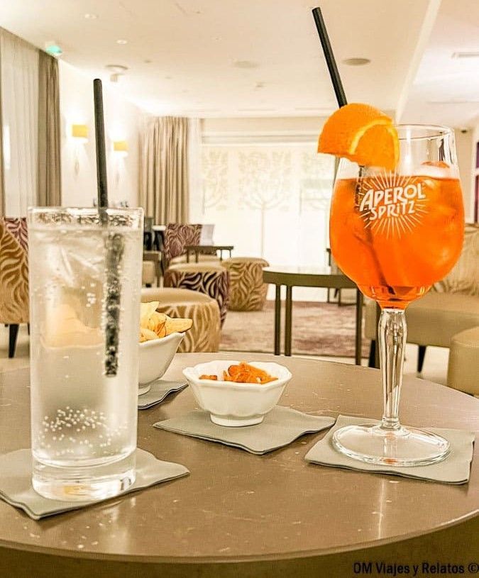 Aperol Spritz servido en una mesa de bar en Cannes, plan de tarde y relax dentro de que ver en Cannes.