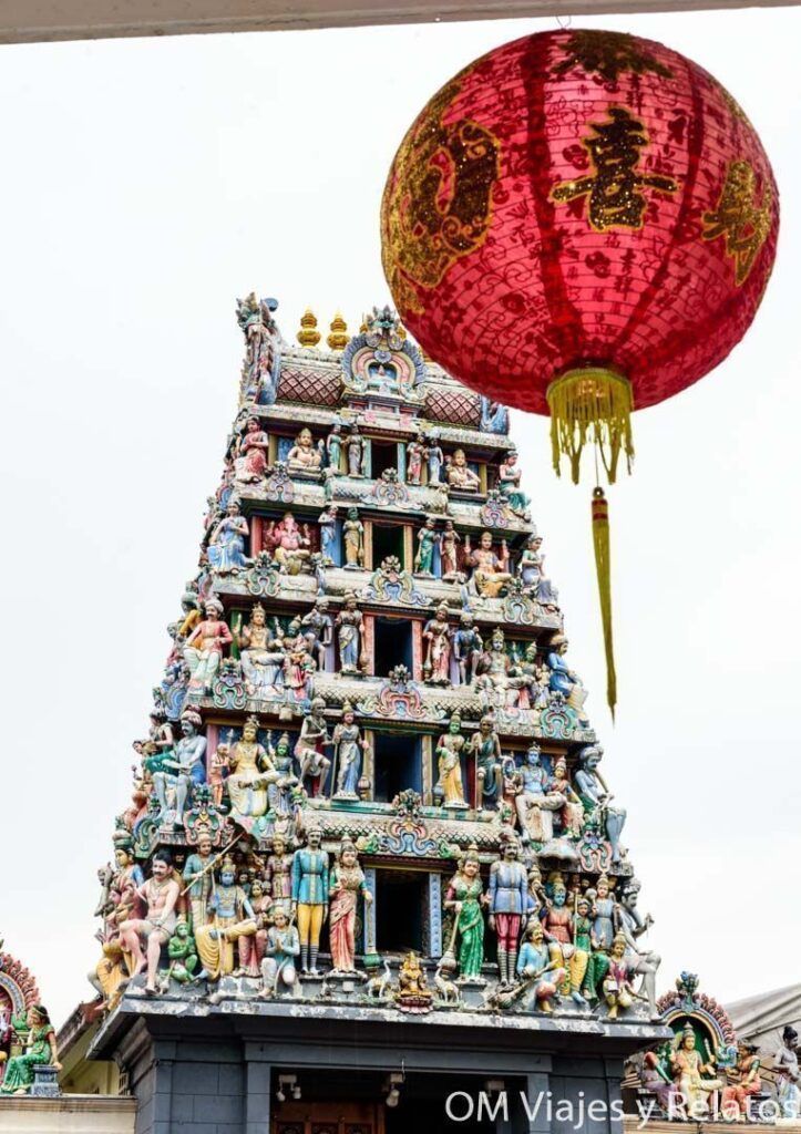 Templo Sri Mariamman en Chinatown con farolillo rojo en primer plano, una visita colorida y cultural que ver en Singapur en 2 dias.