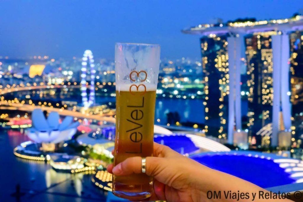 Cerveza en Level33 con vistas nocturnas a Marina Bay Sands y al skyline de Singapur, un plan especial que ver en Singapur en 2 dias.