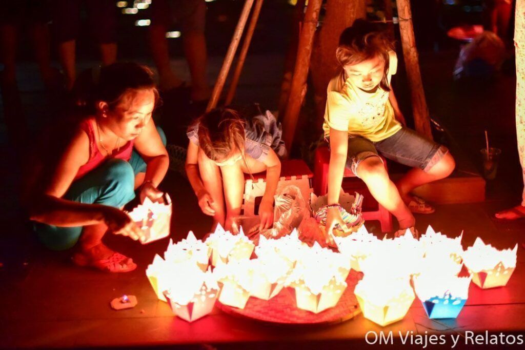 Festival de la luna llena en Vietnam con farolillos de papel iluminados y niños preparándolos en la calle, Que ver en Vietnam en 15 días.