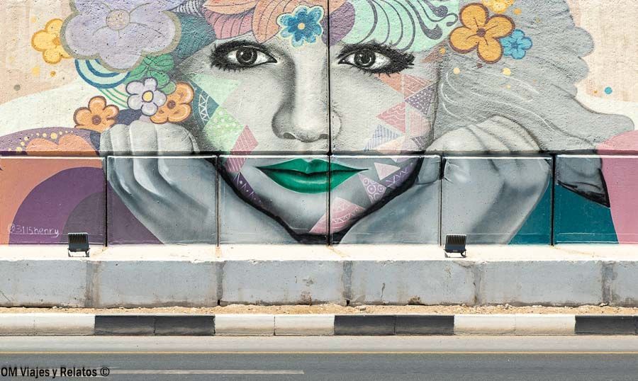 Arte urbano en las carreteras de Dubái.