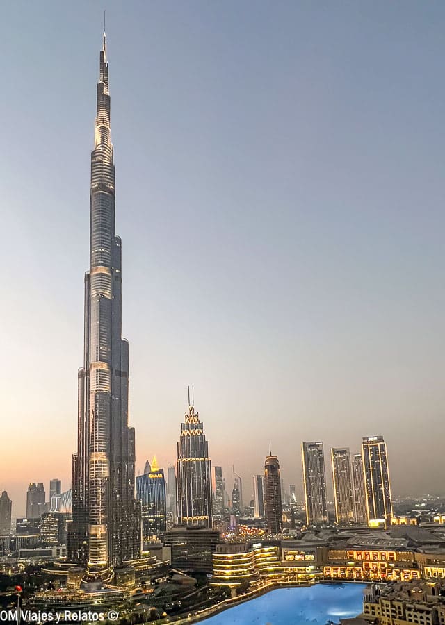 Subir al Burj Khalifa al atardecer, con vistas del skyline de Dubái y la fuente del Dubai Mall.